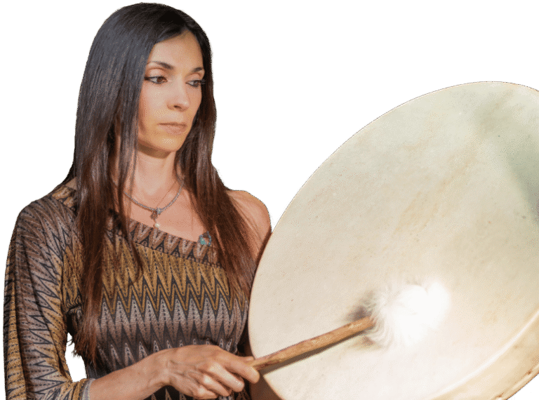 Angela Mezzolani suona il gong, simbolo di meditazione e guarigione interiore